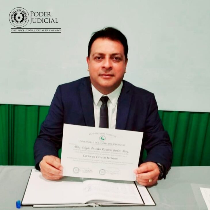 Juez obtiene Título de Doctorado.