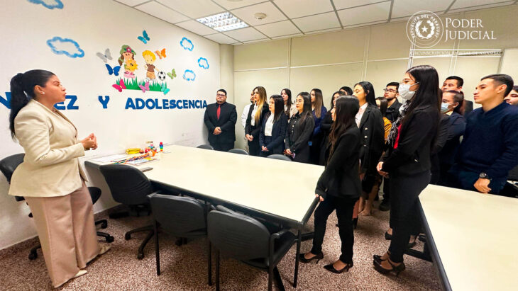 Visita de estudiantes de derecho en la sede judicial
